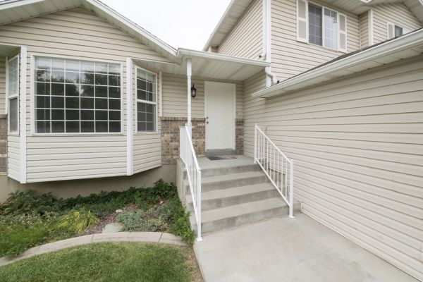 Cost of White Vinyl Siding Replacement in Bellevue